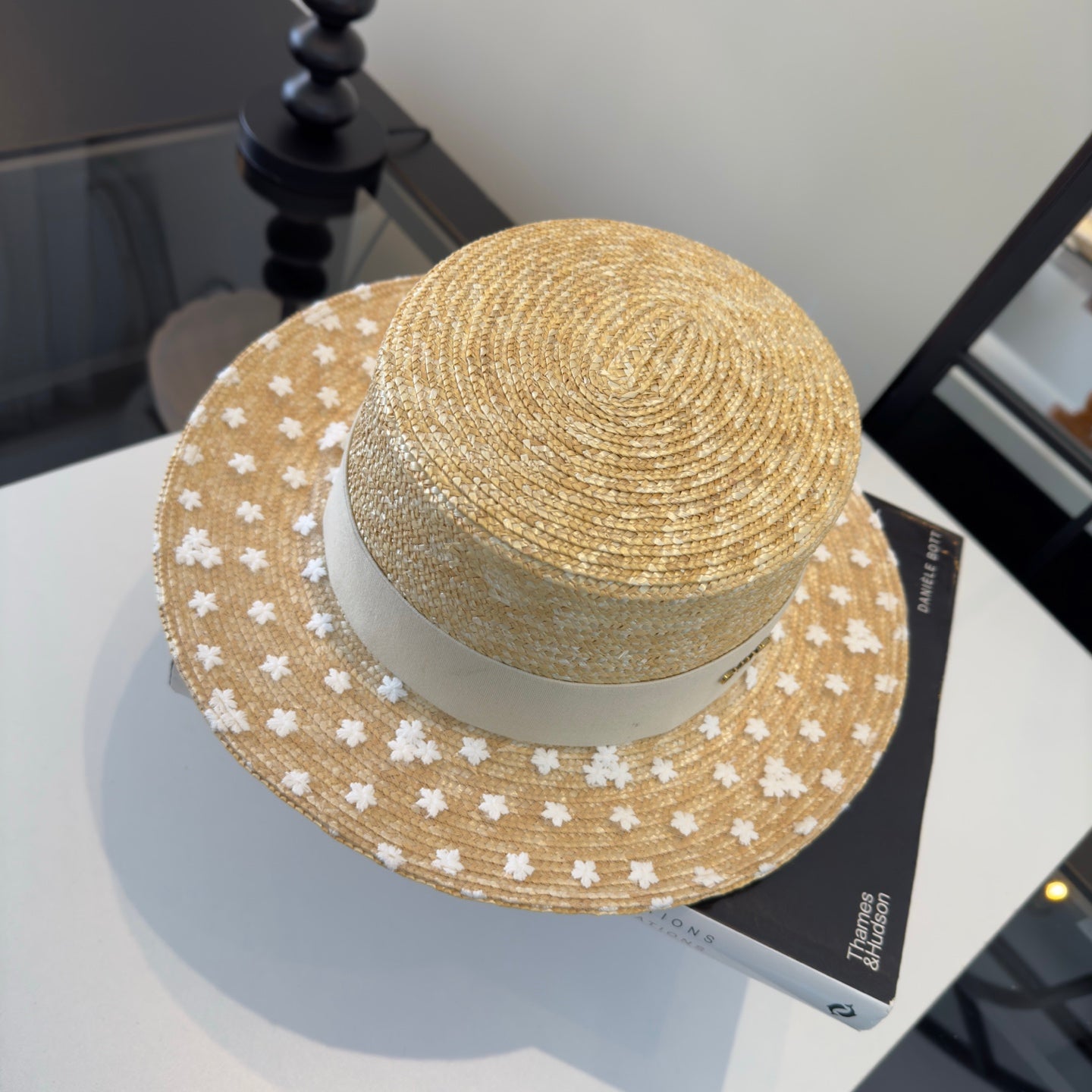 Chanel Beige White Raffia straw hat 205378
