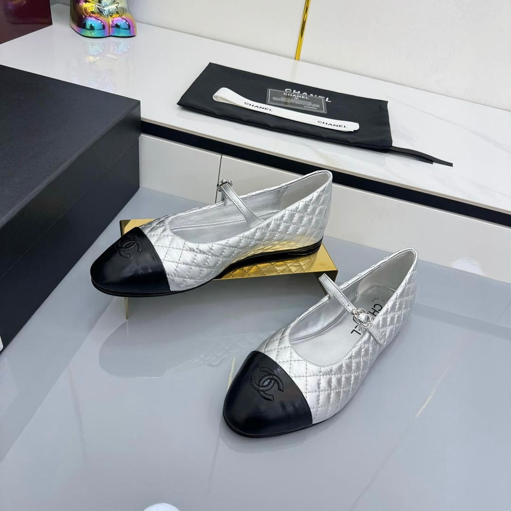CHANEL MARY JANE FLAT 25S IN SILVER LAMBSKIN EMBOSSED LOGO
