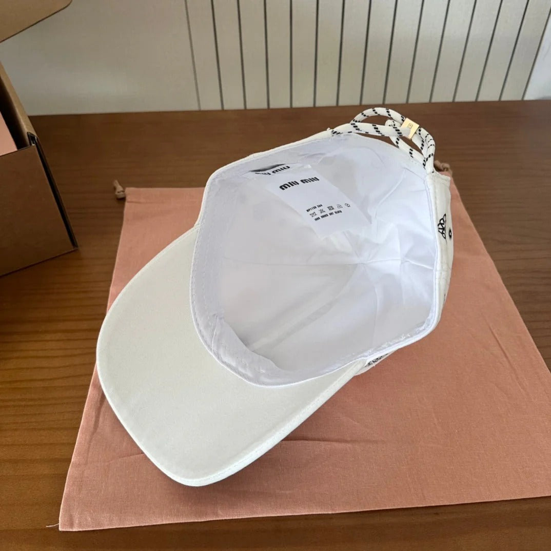 MM BASEBALL CAP IN WHITE WITH WHITE EMBROIDERED PATTERN
