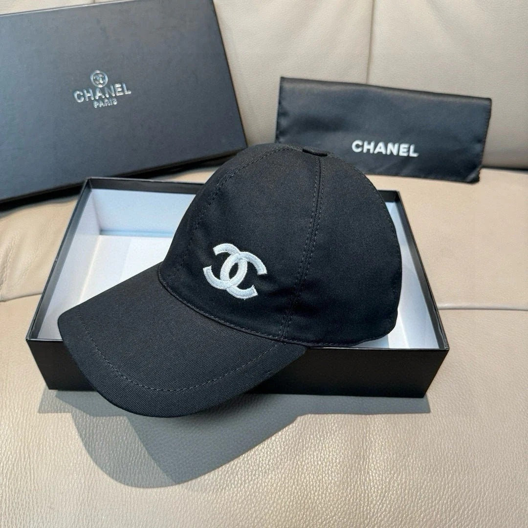 BLACK BASEBALL CAP WITH WHITE LOGO IN COTTON 672797