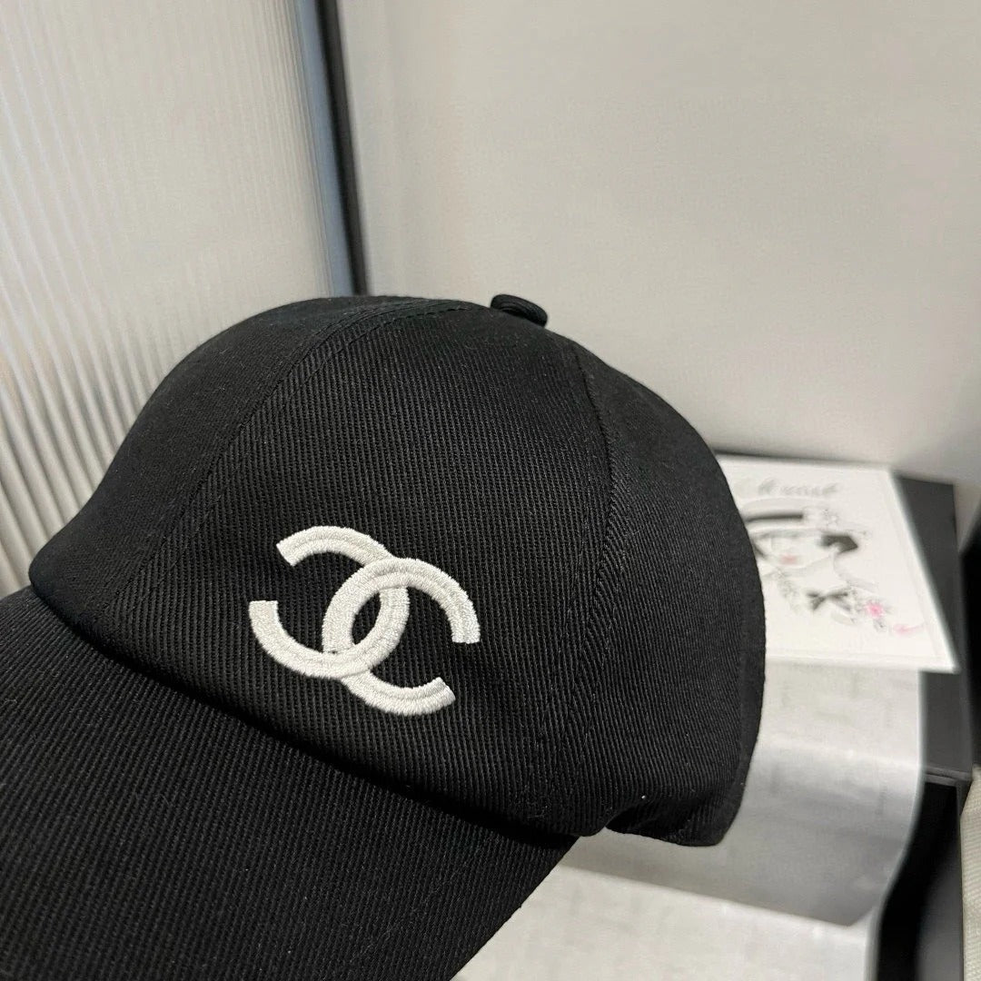BASEBALL HAT IN BLACK WITH BLACK TRIM 673995