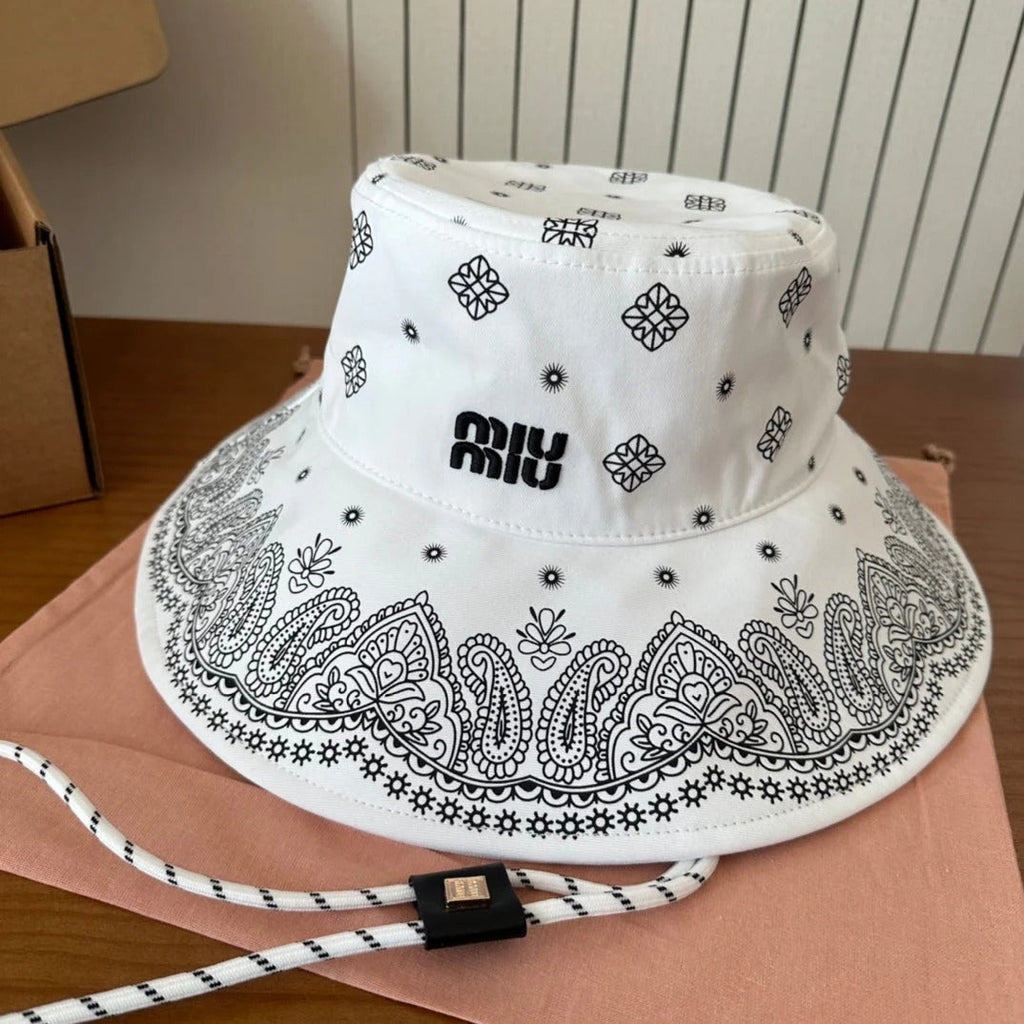 MM BUCKET IN WHITE FABRIC WITH BLACK EMBROIDERED PATTERN